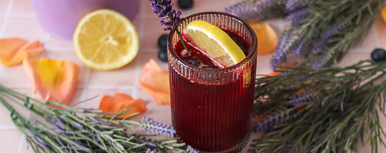 Mocktail pomme, lavande, et myrtille